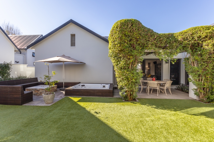 4 Bedroom Property for Sale in Lemoenkloof Western Cape